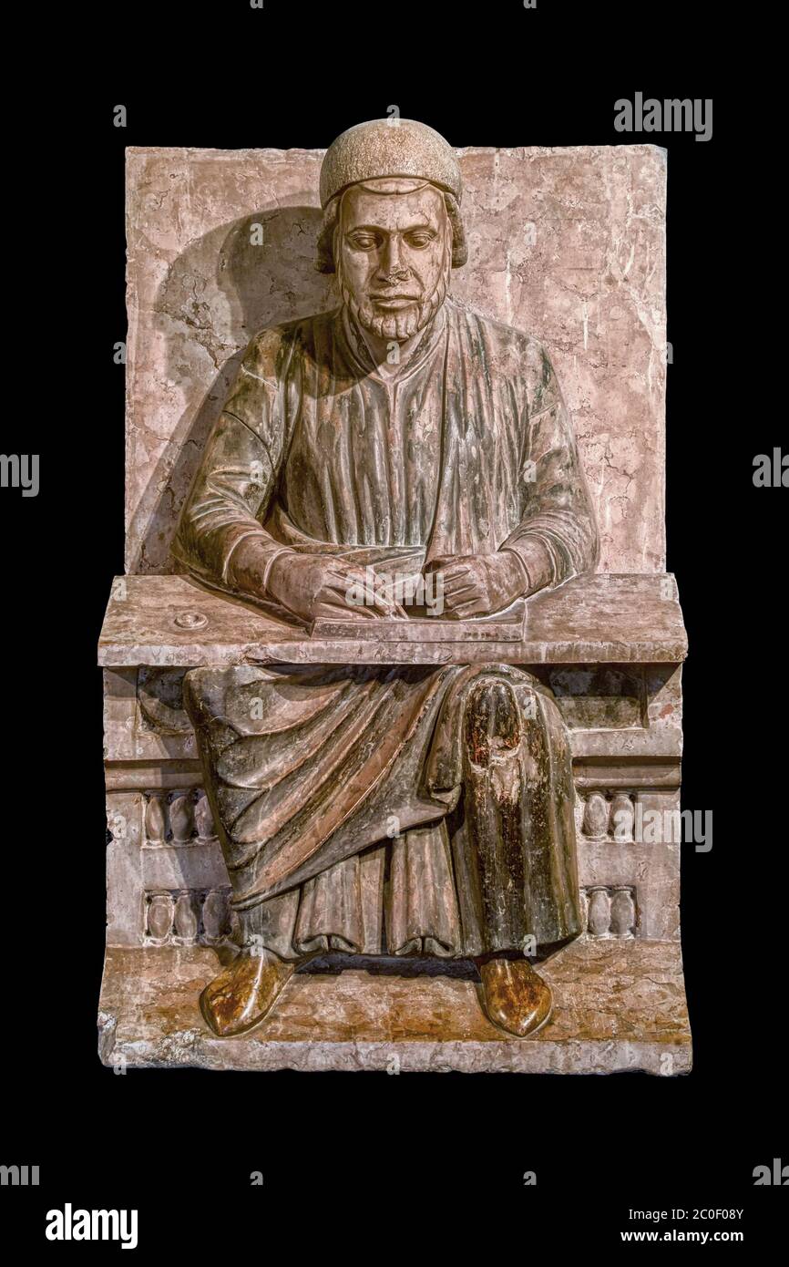 Museo San Sebastiano, Mantova, Lombardia, Italia. Statua medievale che forse ritrae il poeta Virgilio come professore con una cuffia di dottorato. Foto Stock