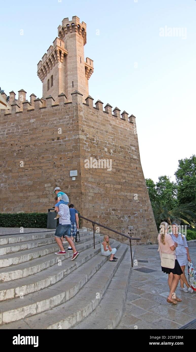 Torri del castello in pietra del palazzo Almudaina Foto Stock