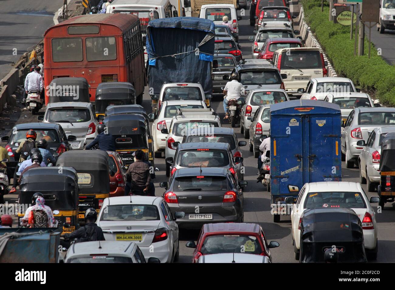 Mumbai, India. 11 Giugno 2020. Traffico lento su un'autostrada di Mumbai. Vi è stata una congestione, in quanto gli automobilisti hanno preso le strade sotto l'impressione che il rilassamento delle restrizioni di blocco da parte del Centro si applicasse anche alla città, costringendo il commissario della polizia a ricordare che Mumbai è ancora una zona rossa e non essenziale, i veicoli non di emergenza ne sarebbero influenzati. Credit: SOPA Images Limited/Alamy Live News Foto Stock