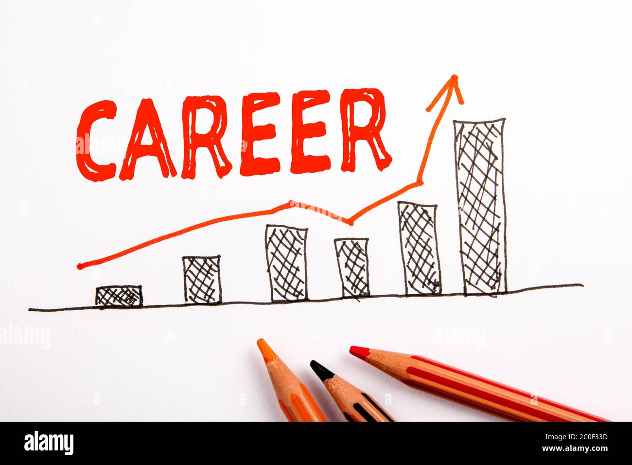 CARRIERA. Istruzione, crescita dello sviluppo, denaro e concetto di successo. Grafico con freccia e matite colorate su sfondo bianco Foto Stock