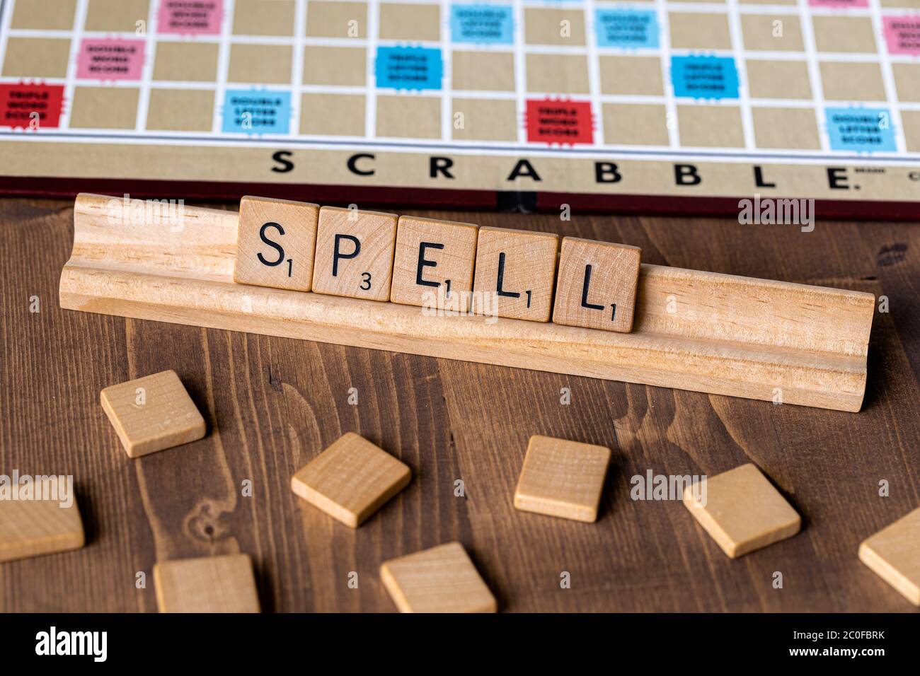 Scrabble gioco da tavolo con la scritta "Spell" della tessera scrabble sul tavolo Foto Stock