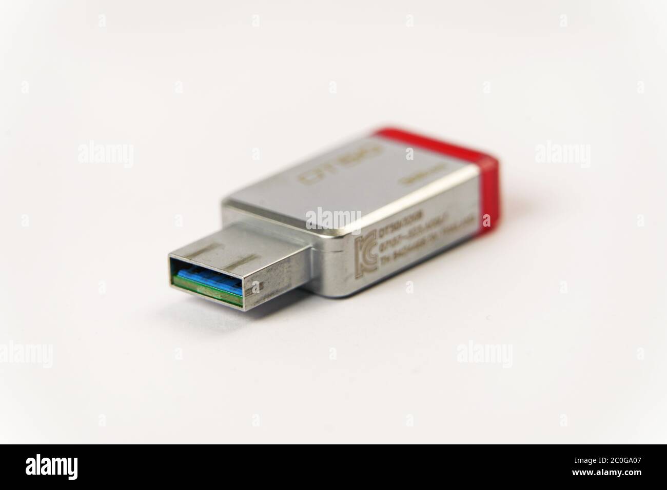 Chiavetta USB per PC e Mac. Primo piano su sfondo bianco Foto stock - Alamy