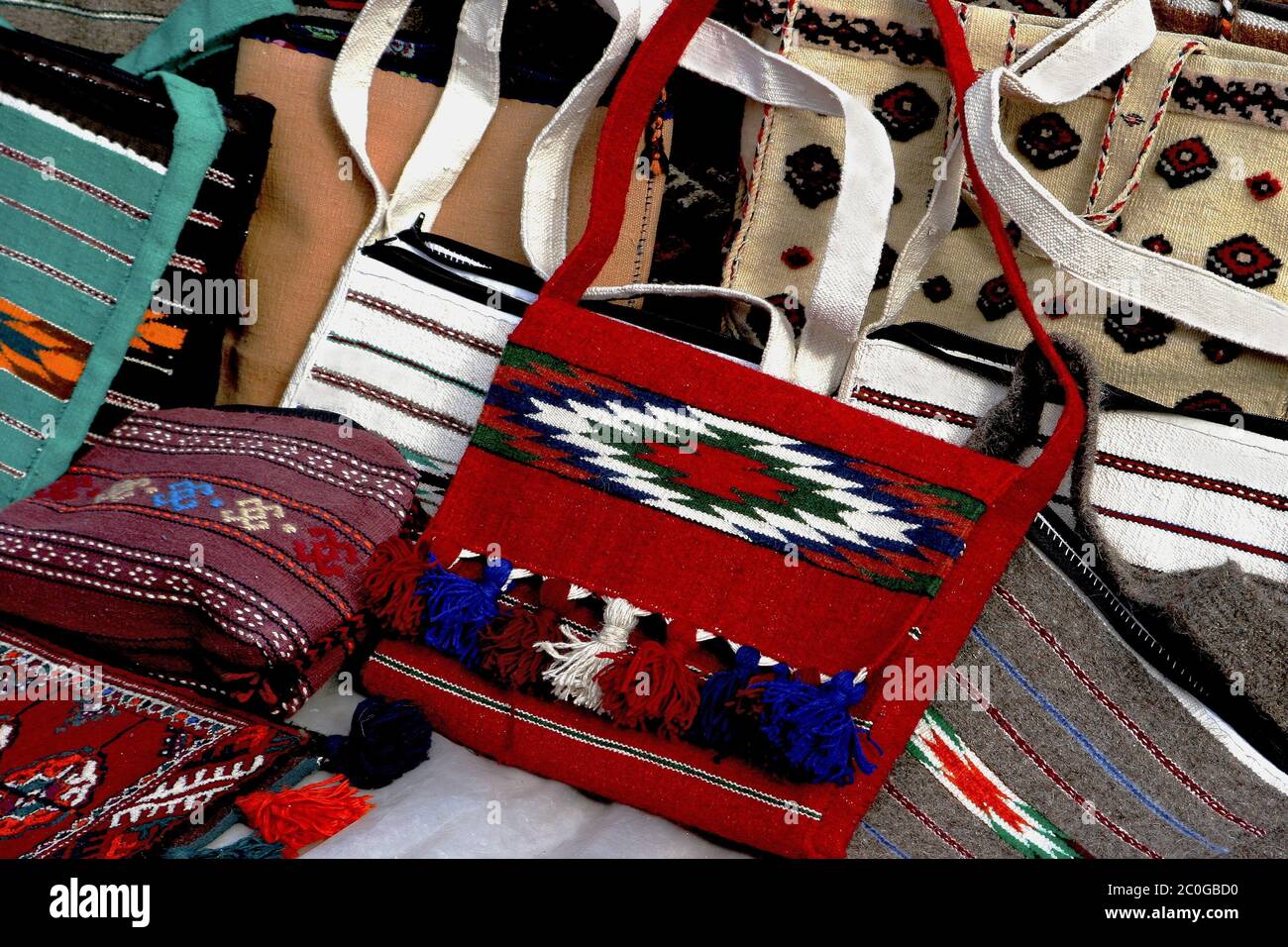 Oggetti bazaar orientale - borse decorative fatte a mano. Turkmenistan. Mercato Ashkhabad. Foto Stock