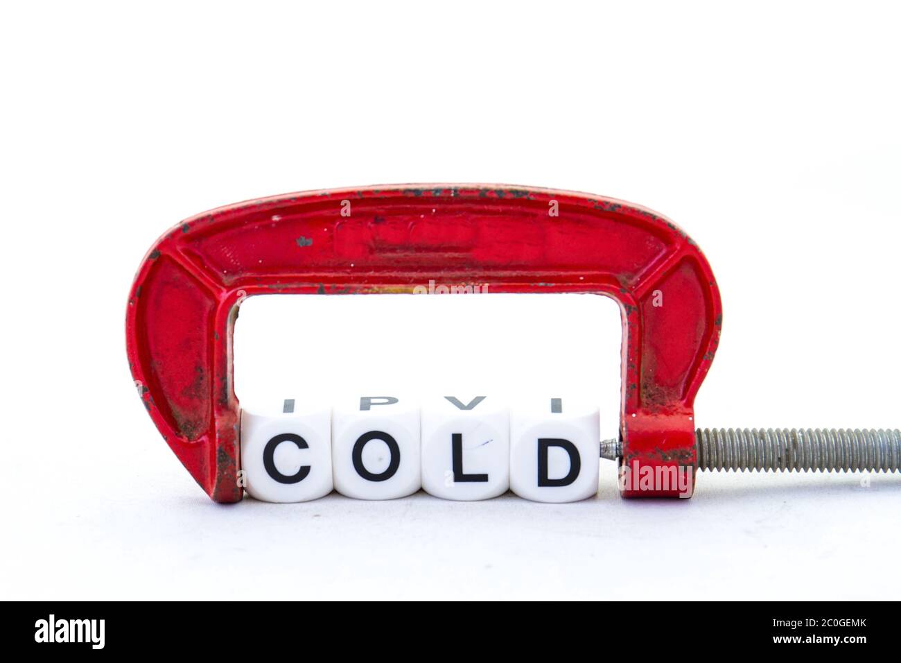 La parola cold in text isolata nell'impugnatura di un morsetto rosso metallico su un'immagine di sfondo chiara con spazio di copia in formato orizzontale Foto Stock