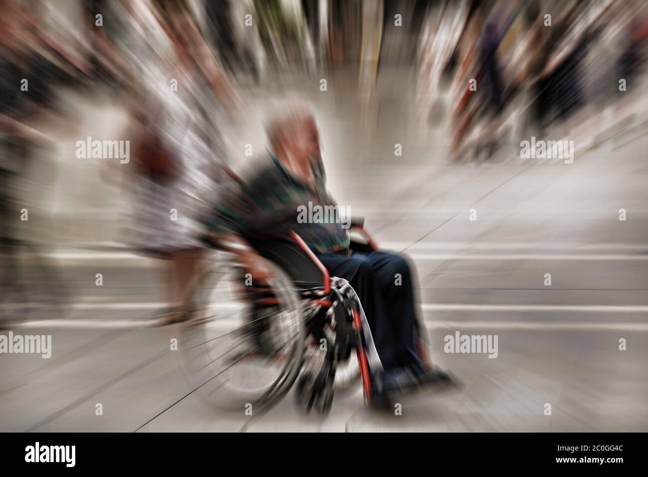 Sfondo astratto. Una persona disabile in sedia a rotelle su una strada cittadina. Effetto di sfocatura con zoom radiale filtro di sfocatura applicato, con Foto Stock