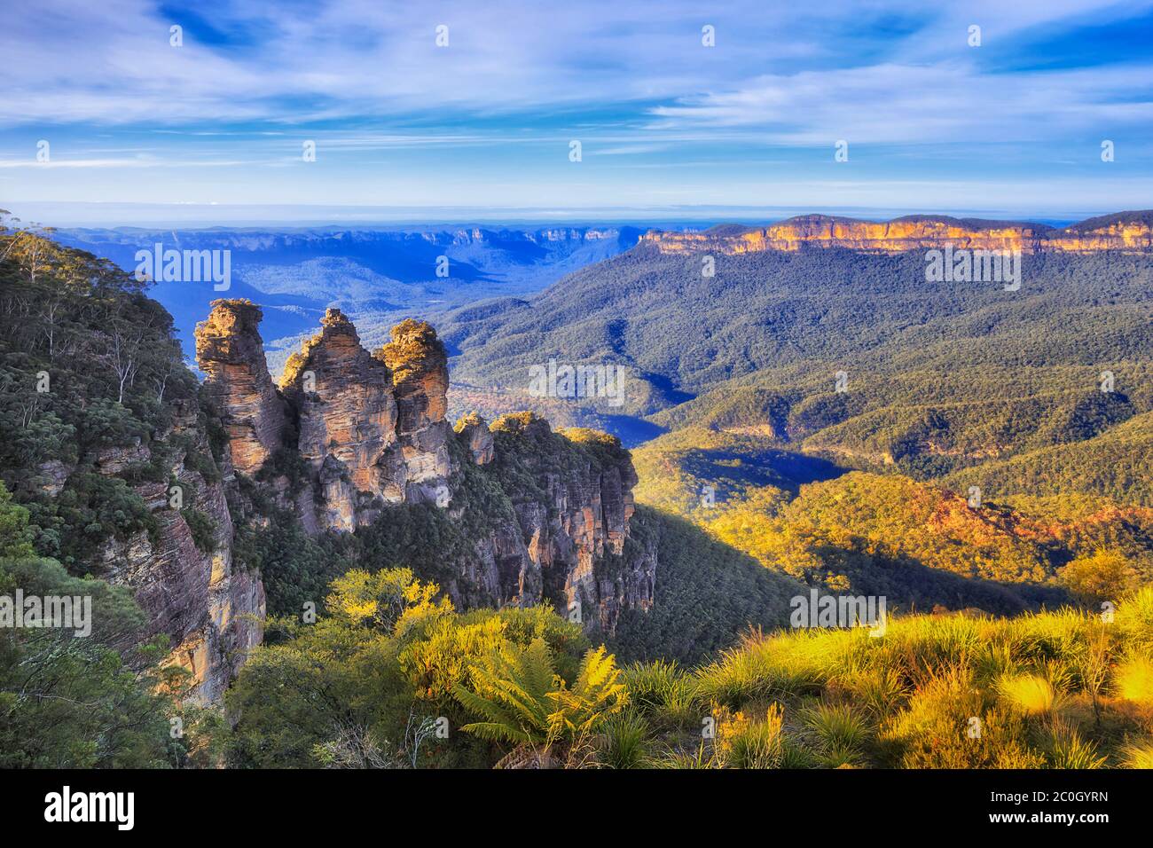 Formazione rocciosa di tre sorelle nelle montagne blu dell'Australia illuminata da una luce soffusa del mattino come visto dal punto di osservazione Echo. Foto Stock