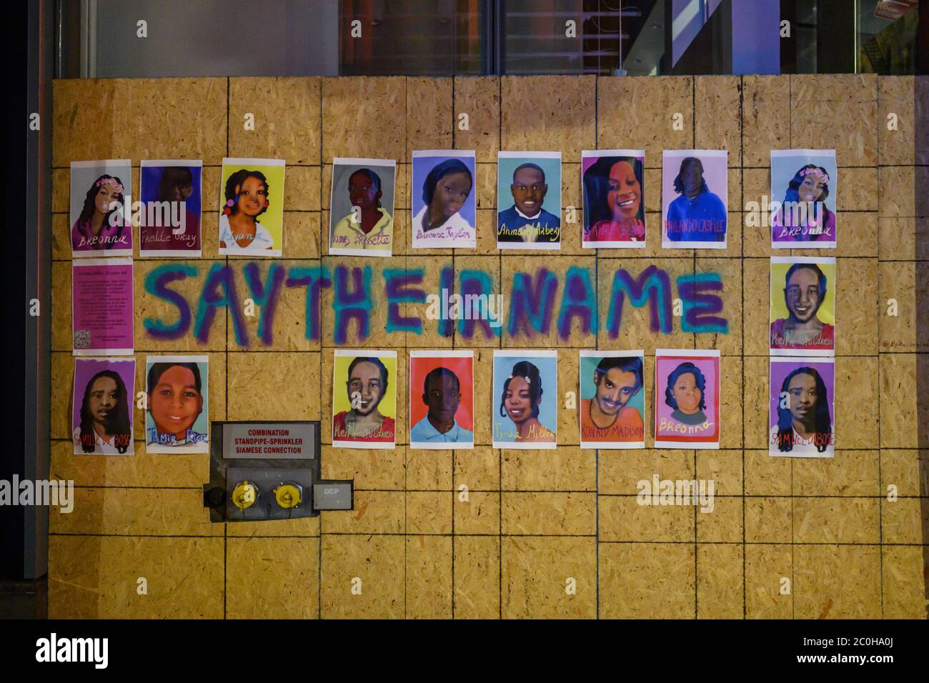 Foto di vari neri americani morti per mano della polizia su una finestra a bordo nel quartiere SoHo di Manhattan. Foto Stock