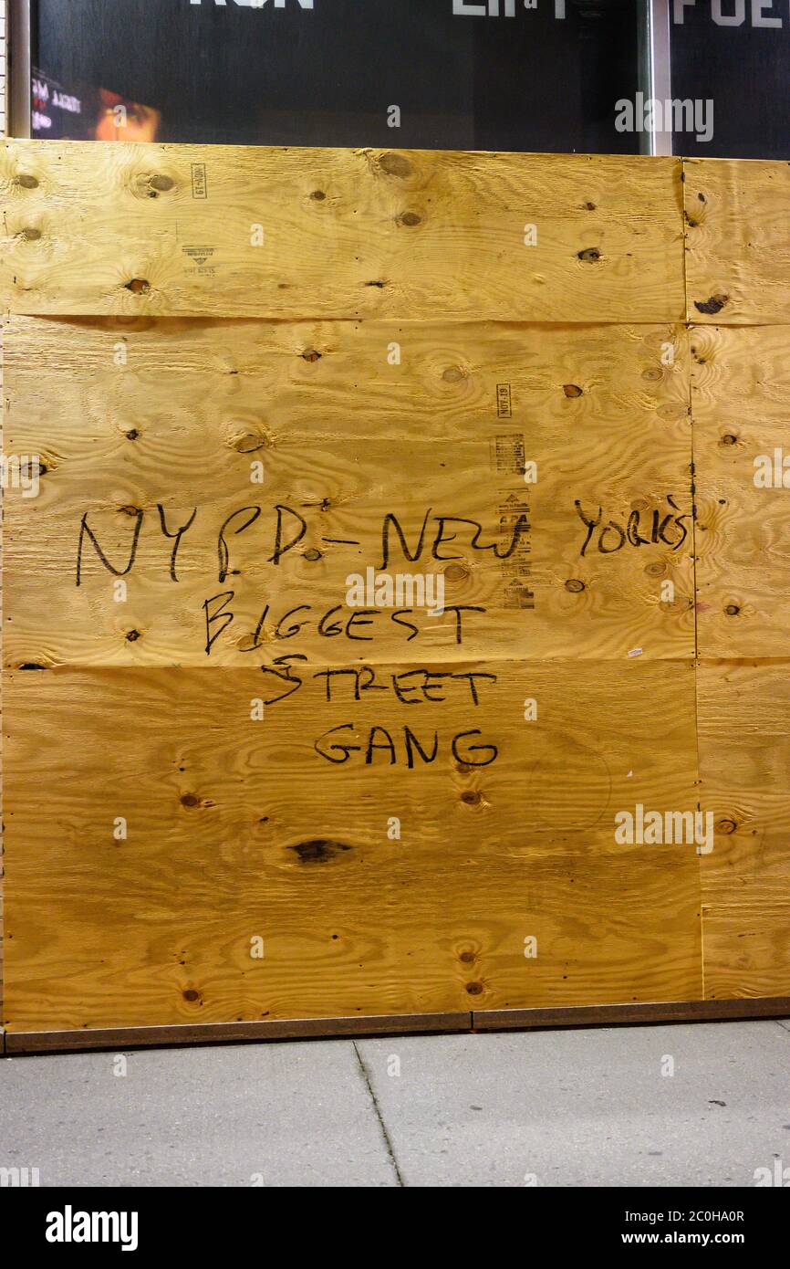Graffiti a Lower Manhattan su una finestra che leggerà "NYPD - New York's Biggest Street Gang" Foto Stock