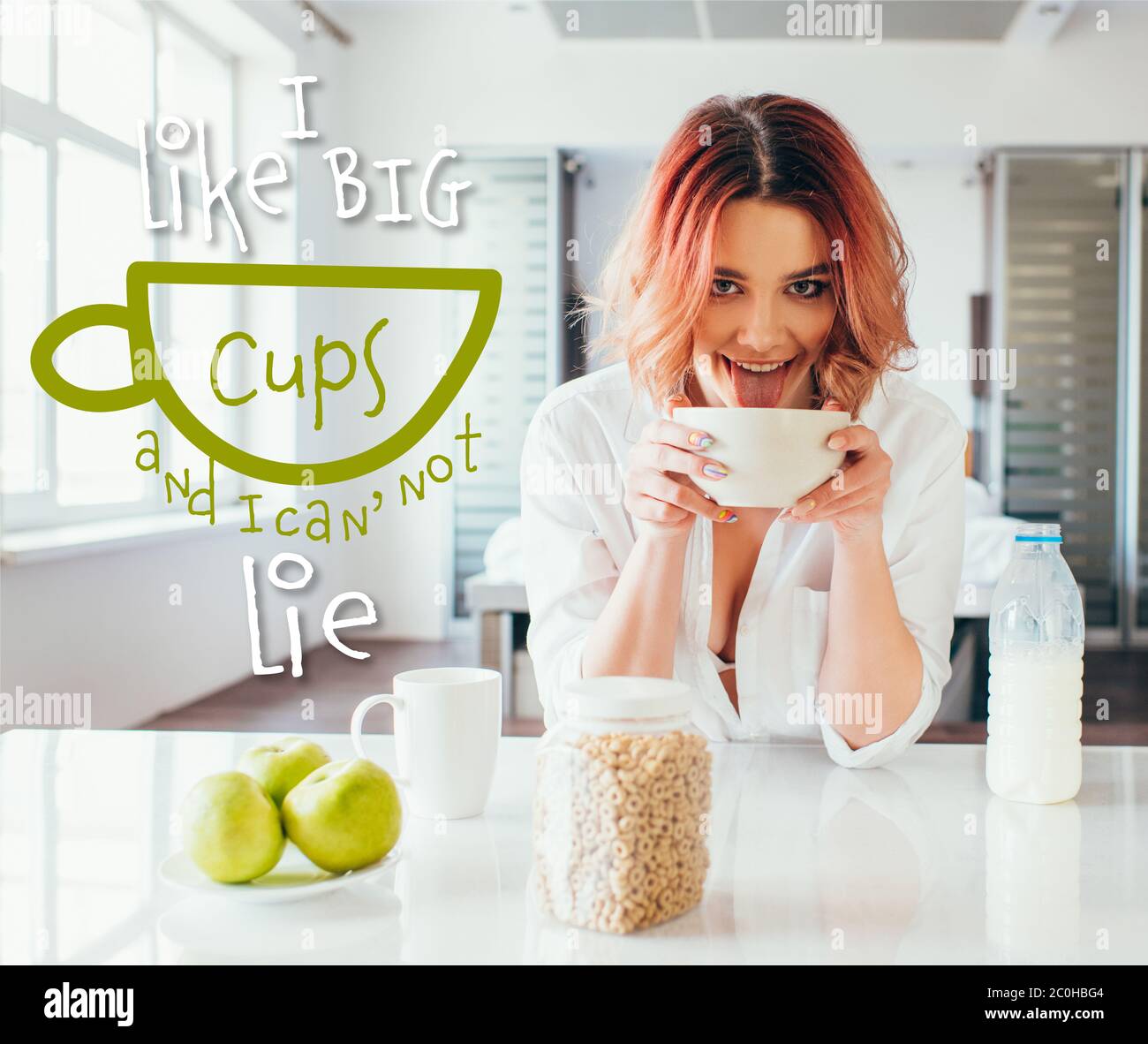 Ragazza divertente leccando cornflakes con latte per la colazione durante la quarantena con mi piace grandi tazze e non posso mentire lettering Foto Stock