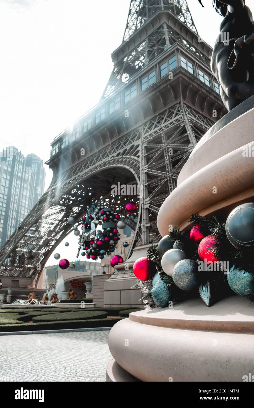 Decorazioni natalizie alla copia della Torre Eiffel al Casinò Parigino di Macao in Cina Foto Stock