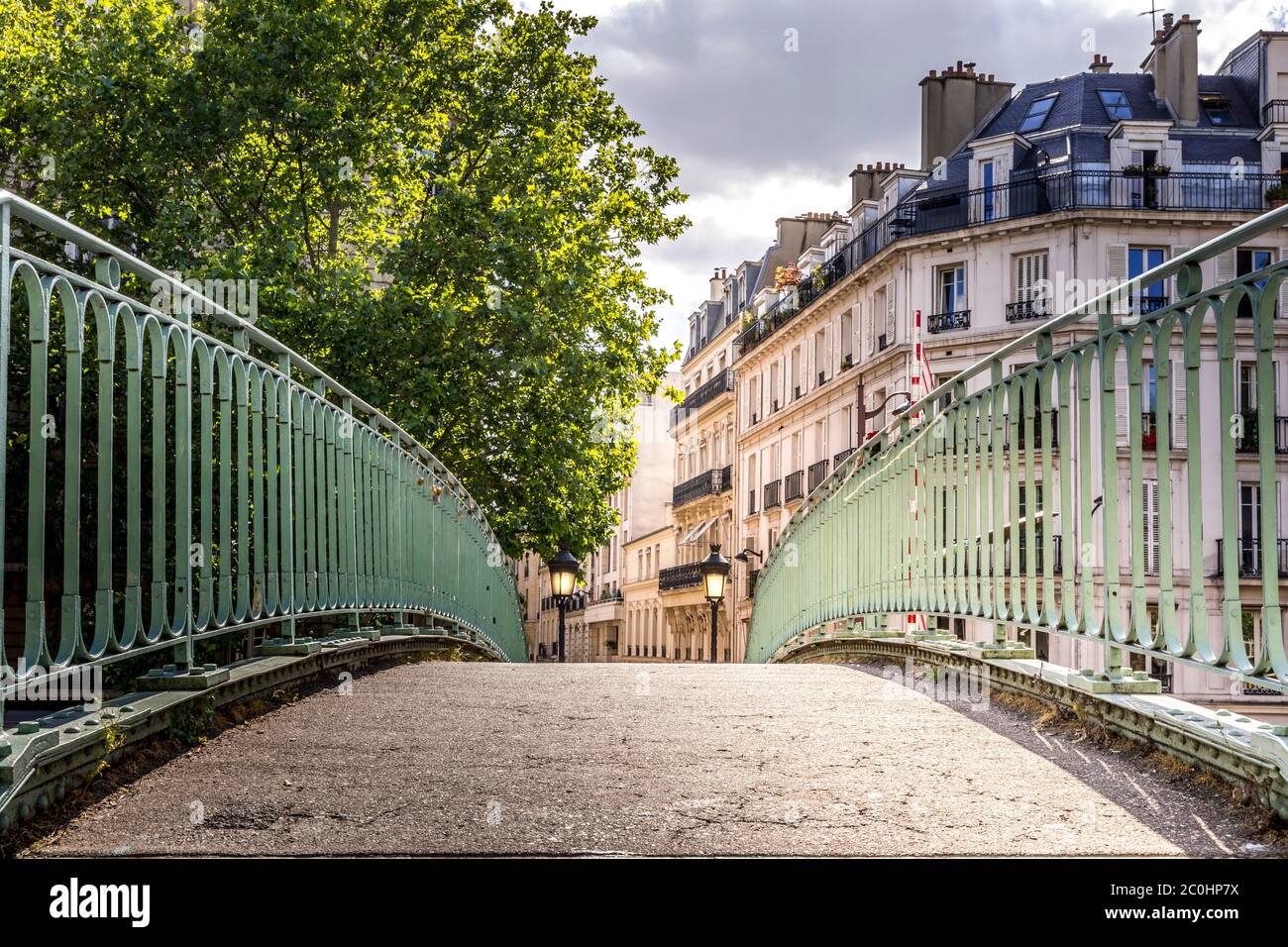 Parigi, Francia - 25 maggio 2020: Ponte iconico del canale Saint-Martin a Parigi Francia, una destinazione popolare per parigini, turisti e studenti su un Foto Stock