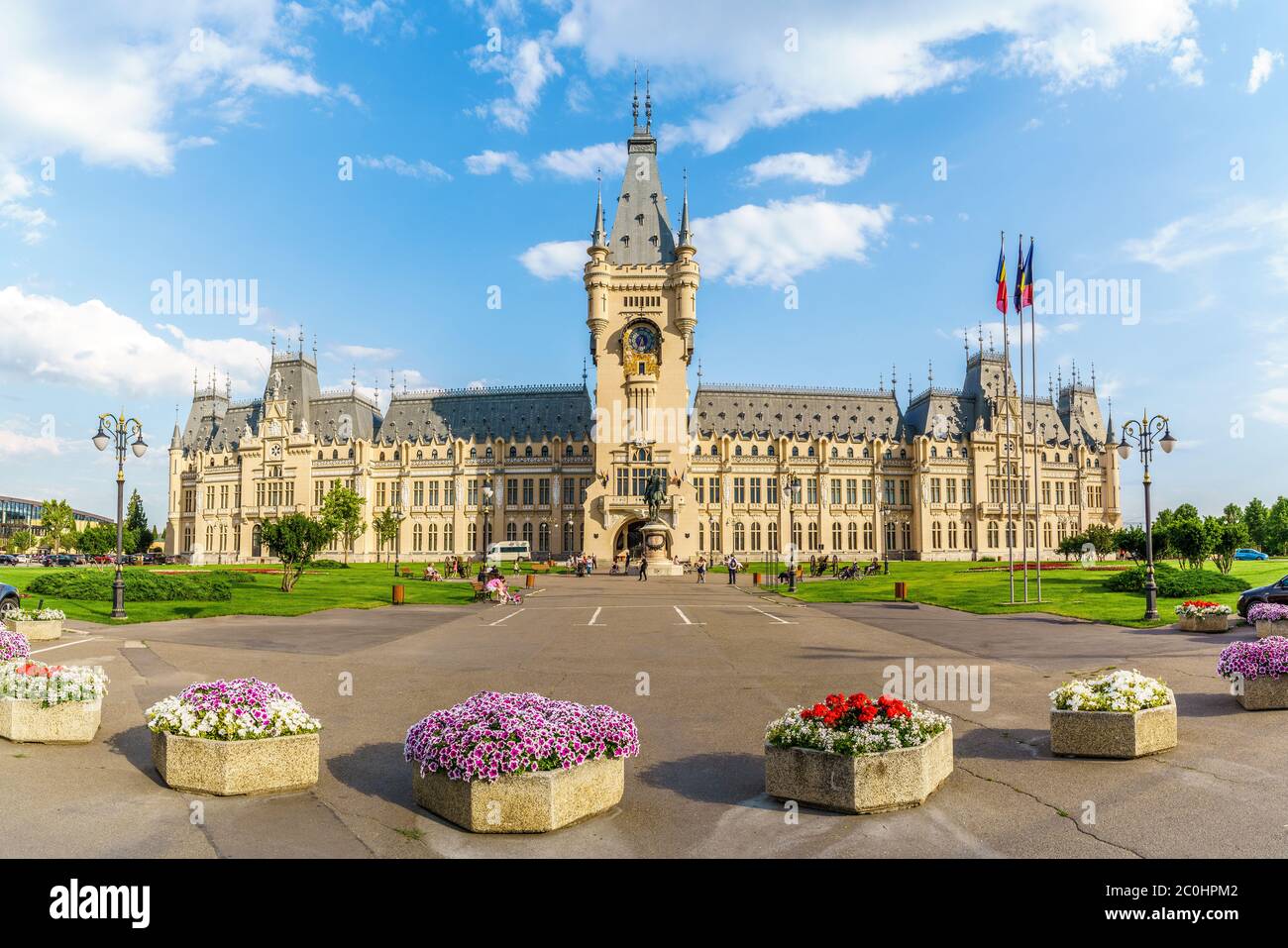 Iasi, Romania - 09 giugno 2020: Paesaggio con piazza centrale con Palazzo Culturale a Iasi, Moldavia, Romania Foto Stock