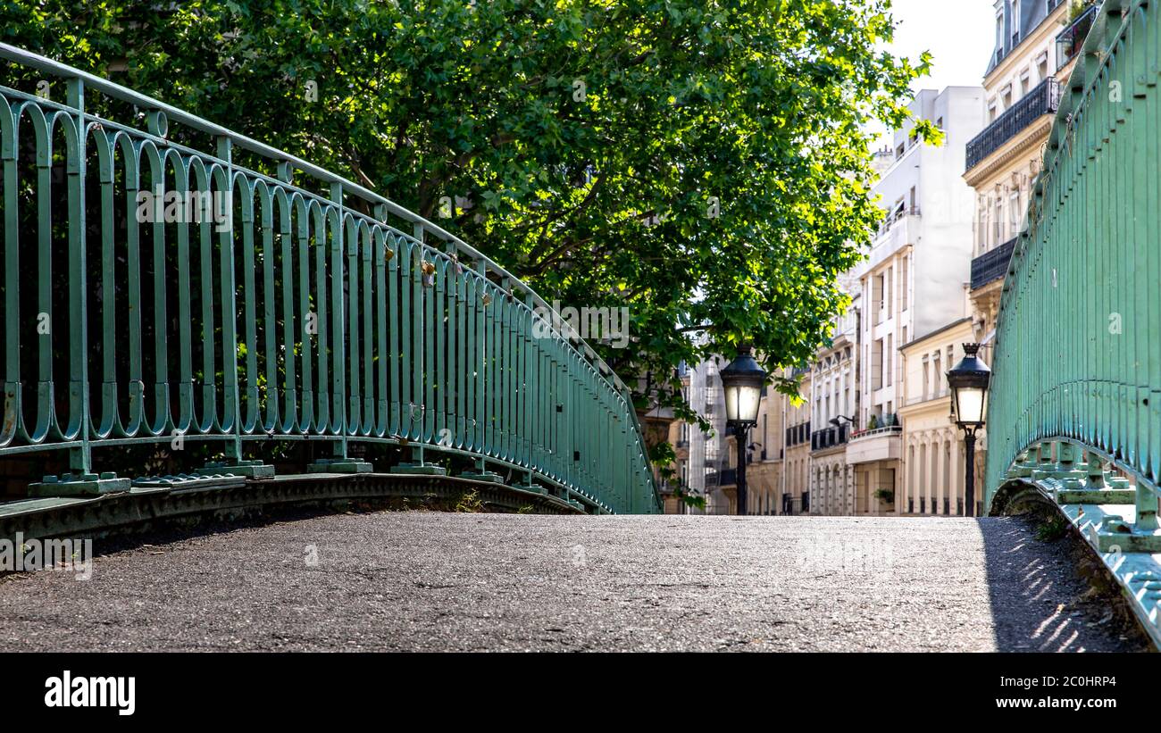 Parigi, Francia - 25 maggio 2020: Ponte iconico del canale Saint-Martin a Parigi Francia, una destinazione popolare per parigini, turisti e studenti su un Foto Stock
