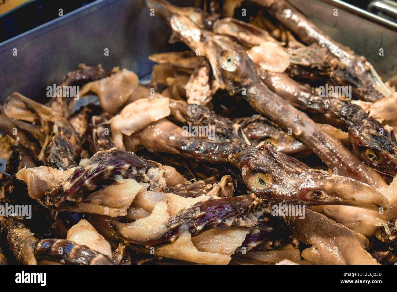 Teste di anatra affumicate e colli venduti per le strade di Hong Kong Cina Foto Stock