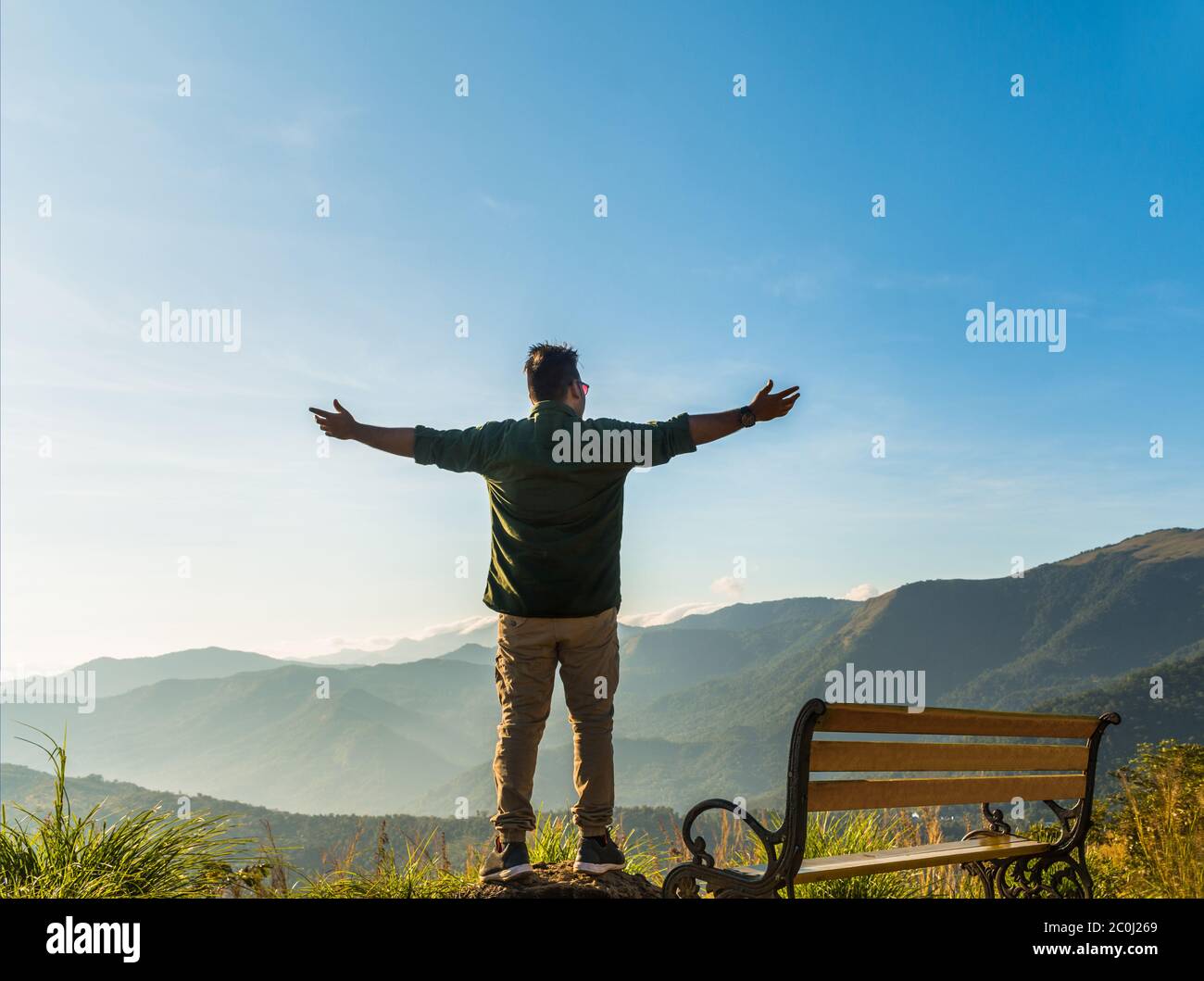 Kerala viaggio e concetto di turismo immagine giovane uomo godendo bello paesaggio natura bella vista montagna di Palakkayam Thattu Kannur Foto Stock
