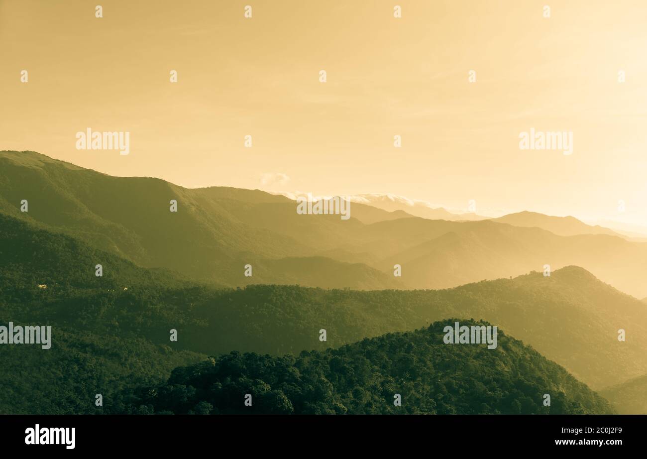 Viaggio e turismo idea immagine misty Mountain Valley incredibile natura paesaggio del Kerala, shot da Palakkayam Thattu Kannur, Foto Stock
