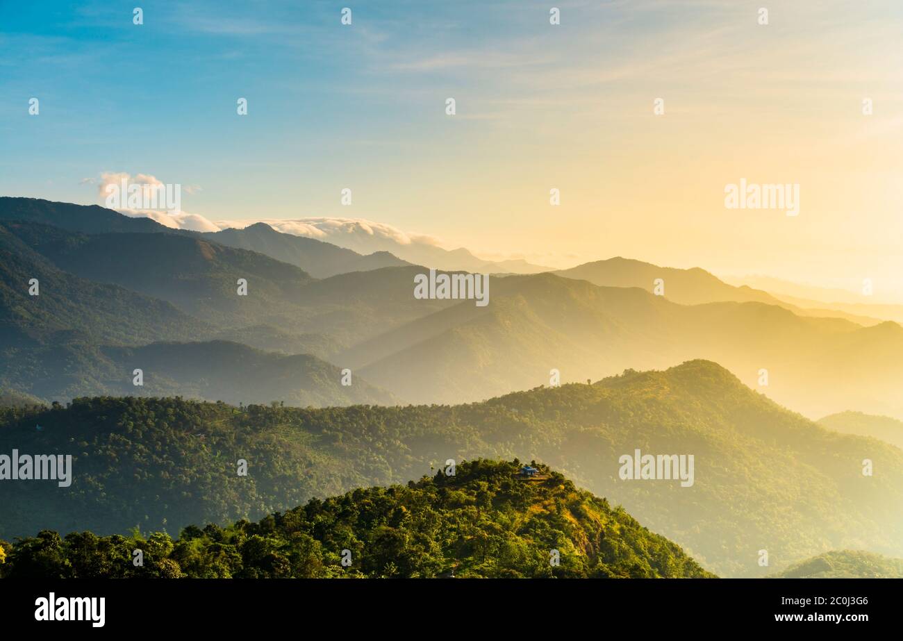 Valle della montagna Foggy durante l'alba, bellissimo paesaggio natura Kerala ripresa da Palakkayam Thattu Kannur, viaggio e immagine turistica Foto Stock