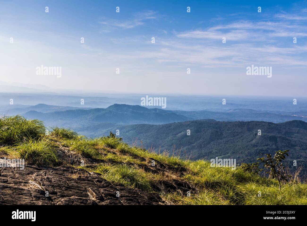 Bellezza panoramica del Kerala natura, montagna verde con cielo nuvoloso foto presa da Palakkayam Thattu Kannur, viaggio e immagine turistica Foto Stock