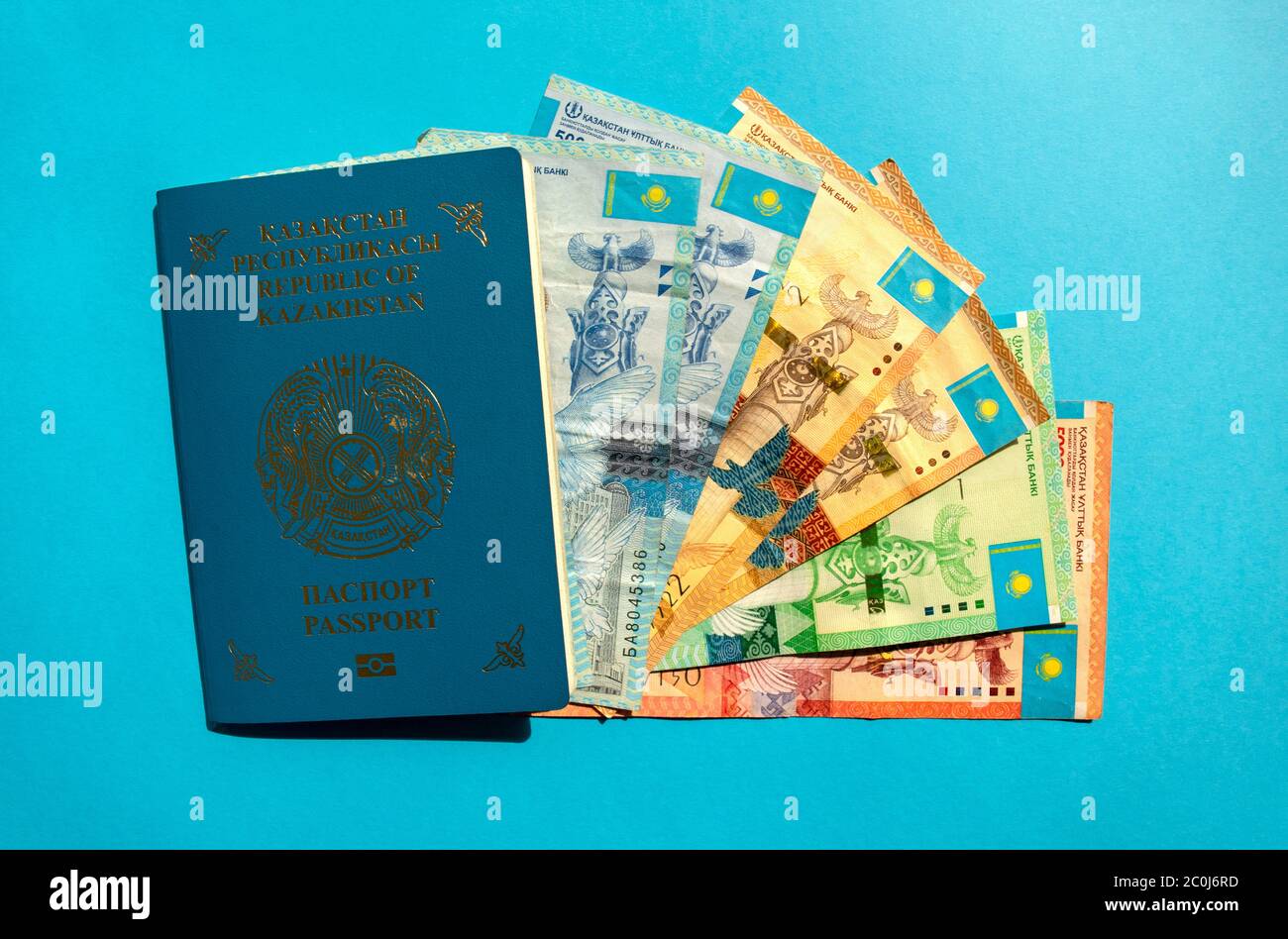 Dubai / Emirati Arabi Uniti - 10 giugno 2020: Passaporto Kazakhstan con  valuta nazionale - tenge su sfondo blu. KZ passaporto e banconote in denaro  kazako Foto stock - Alamy