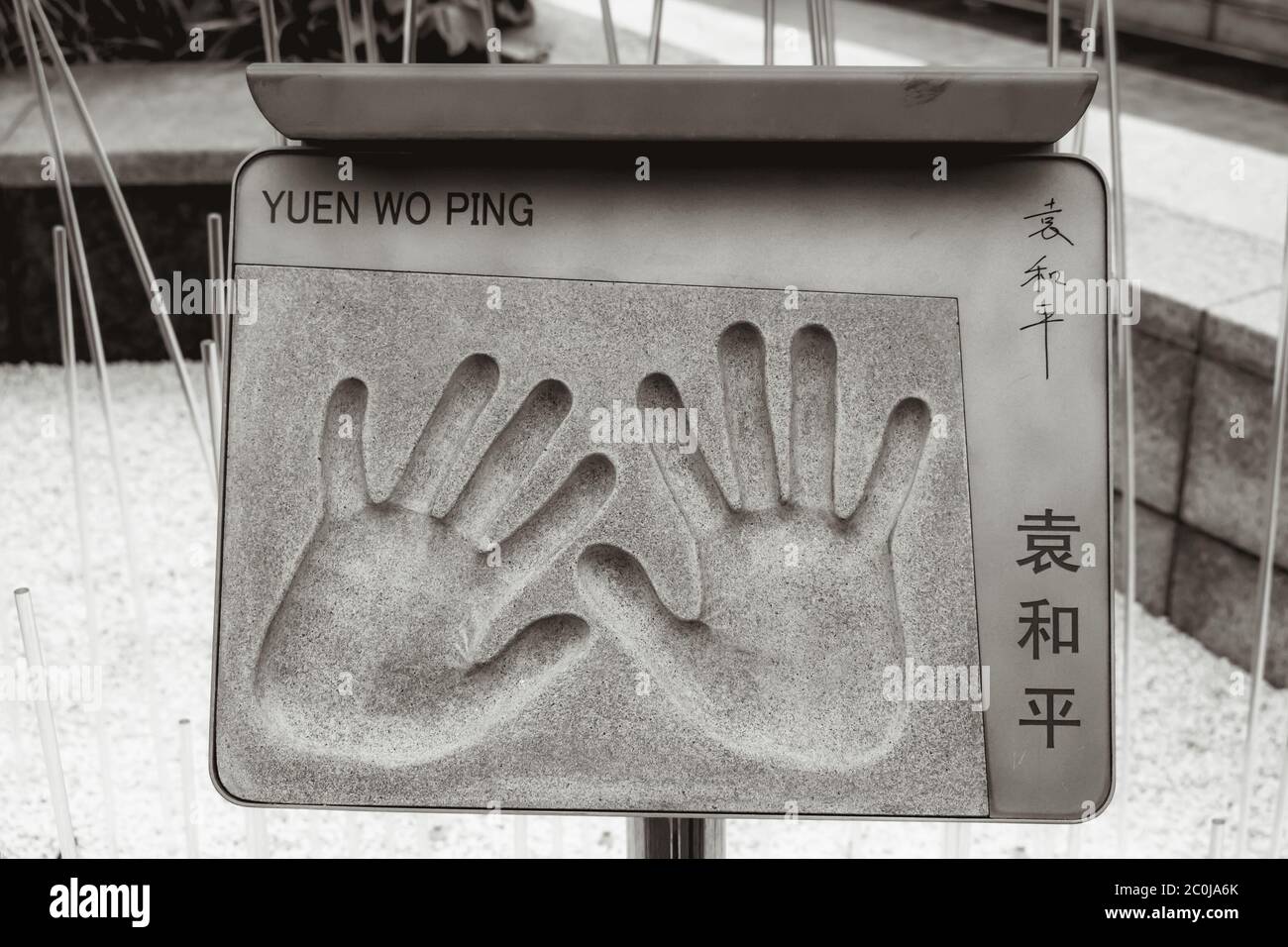 Targa con l'impronta a mano del leggendario regista d'azione Yuen WO Ping, inserita nel Giardino delle Stelle di Hong Kong Foto Stock