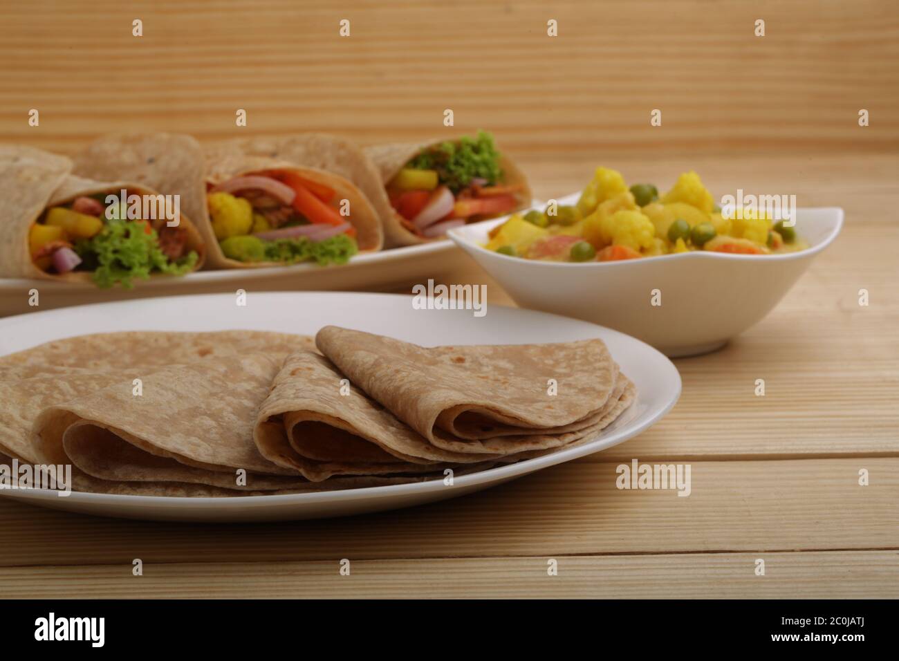 Pane piatto indiano o Chapati o Roti, che è un tradizionale e popolare indiano per la colazione e pranzo prodotto con farina di grano con curry di patate come lato Foto Stock