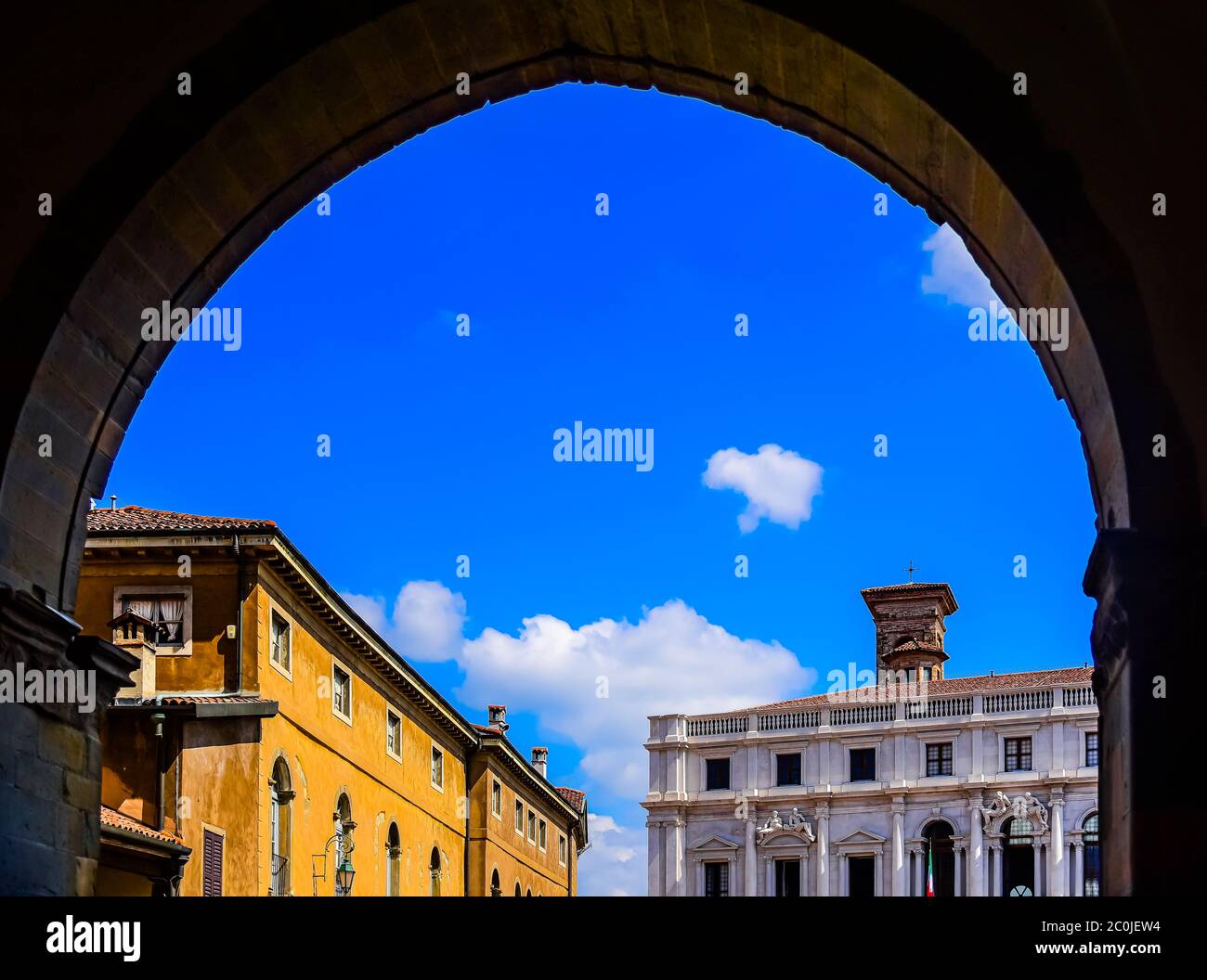 Piazza Vecchia (Piazza Vecchia) nella Città alta, vista dal suo porticato nel cielo blu di agosto, Bergamo, Lombardia, Italia, 10/08/2019 Foto Stock