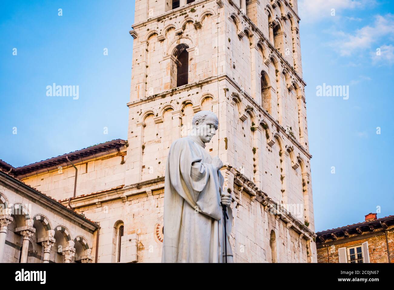 Piazza della cattedrale di San Michele in Foro al tramonto Foto Stock