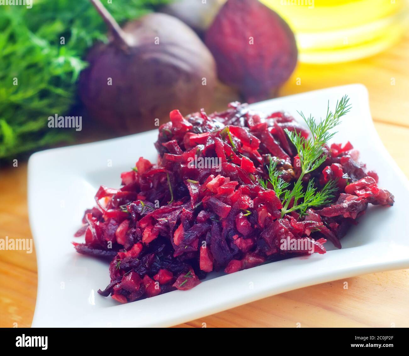 Insalata fresca con barbabietole e noci sulla piastra bianca Foto Stock