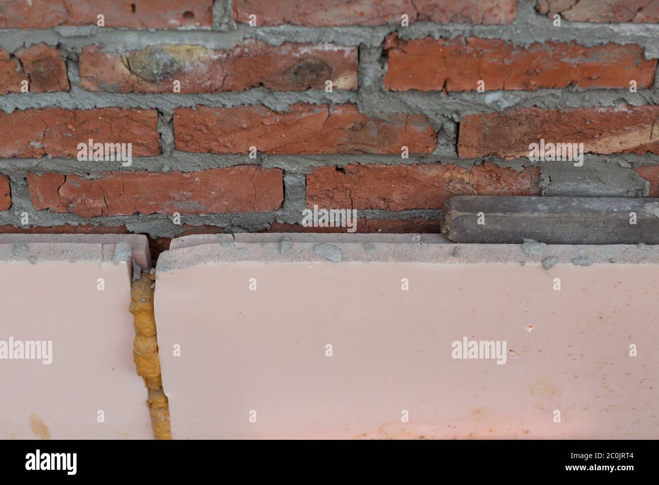 Facciata costruzione casa isolante con lana minerale polistirene. Foto Stock