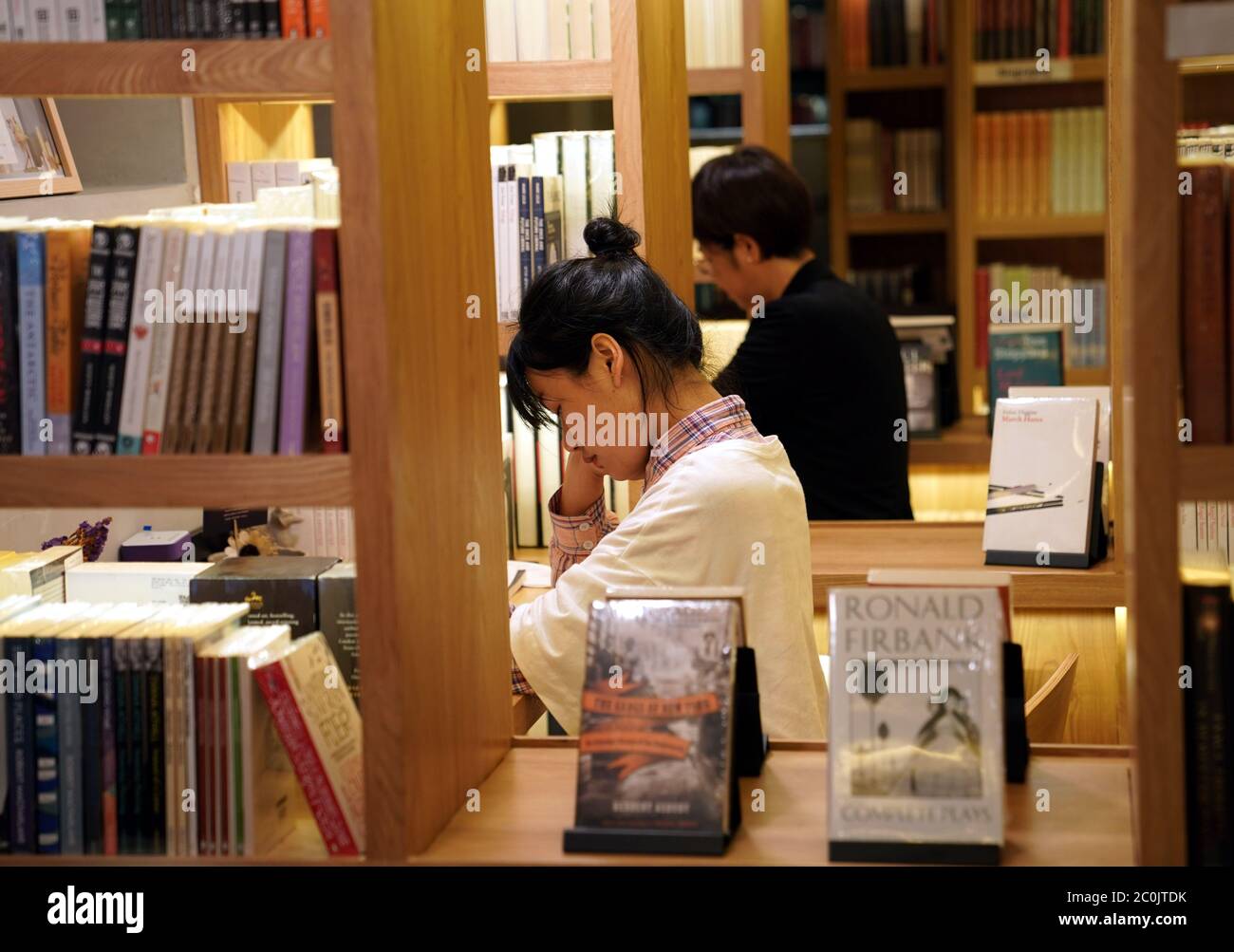 (200612) -- PECHINO, 12 giugno 2020 (Xinhua) -- la gente legge i libri ad uno dei depositi dei libri del Sinan che estende l'ora di funzionamento alle 12 ogni venerdì e sabato dal 5 giugno al 30 giugno, a Shanghai, Cina orientale, 5 giugno 2020. (Xinhua/Liu Ying) Foto Stock