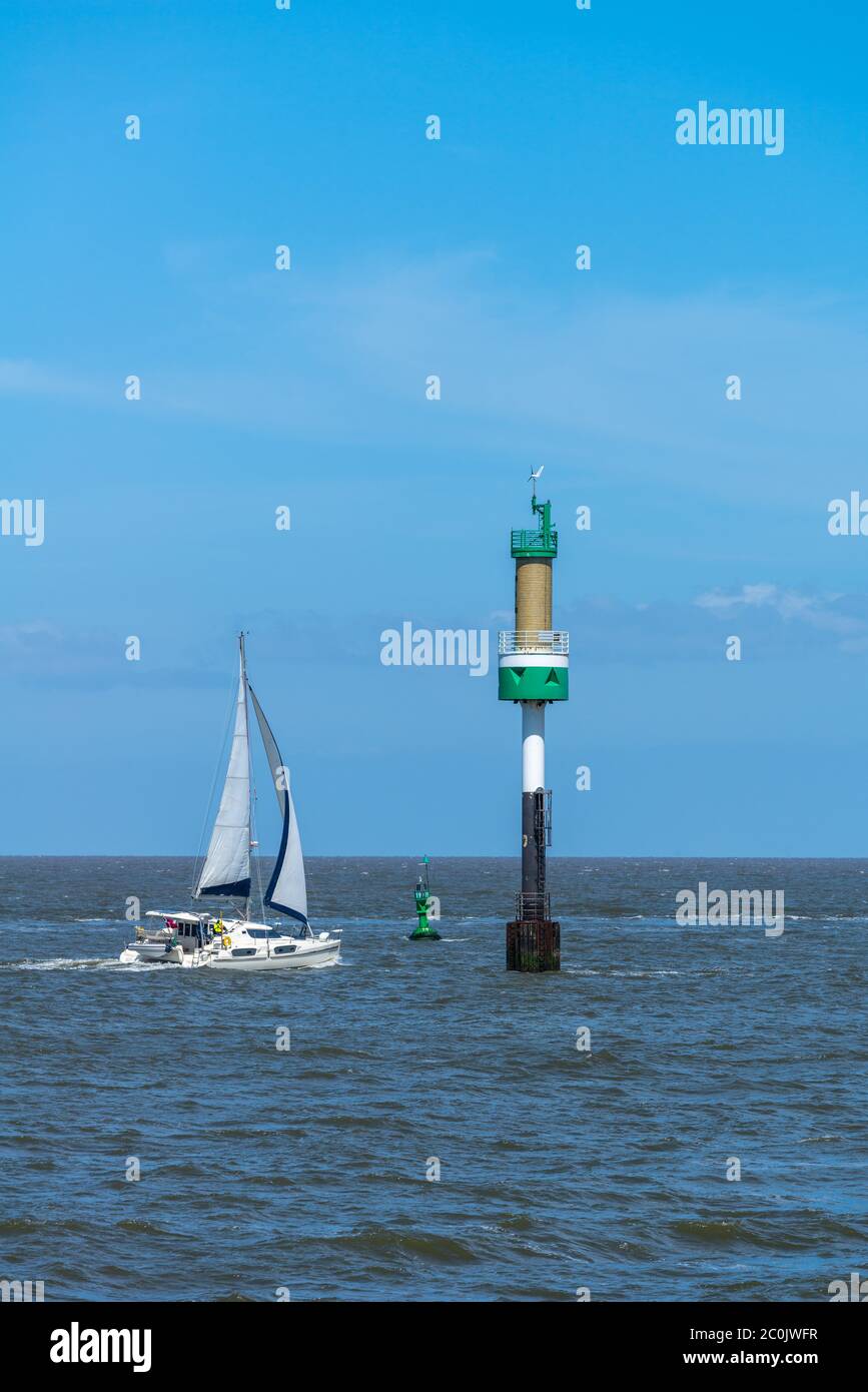 Yacht sul Mare del Nord che naviga fino all'estuario del fiume Elba, al largo di Cuxhaven sulla terraferma, bassa Sassonia, Germania del Nord Foto Stock
