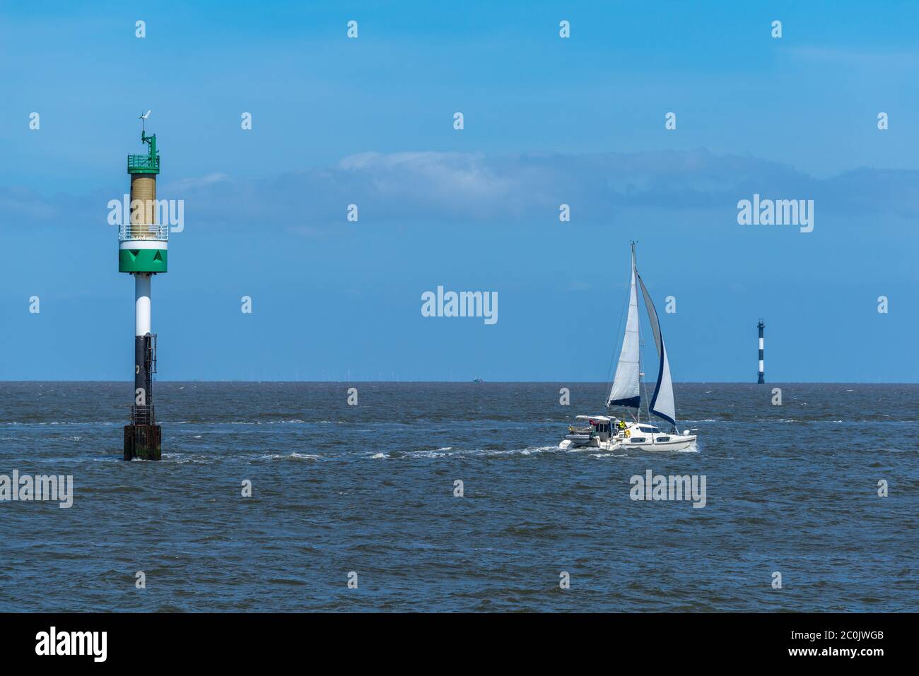 Yacht sul Mare del Nord che naviga fino all'estuario del fiume Elba, al largo di Cuxhaven sulla terraferma, bassa Sassonia, Germania del Nord Foto Stock