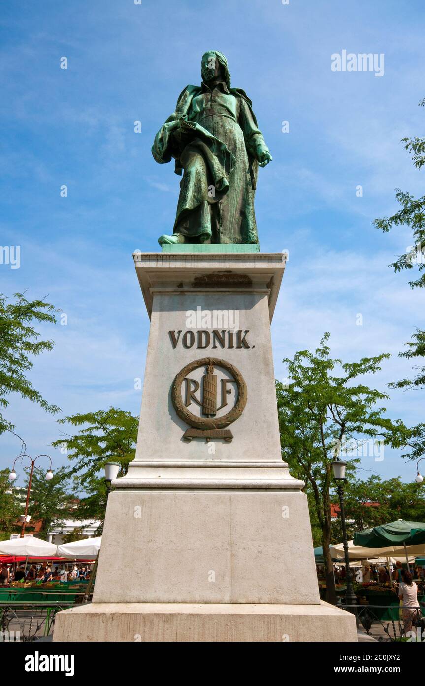 Statua del poeta Valentin Vodnik (dello scultore Alojz Gangl) a Vodnikov trg, Lubiana, Slovenia Foto Stock