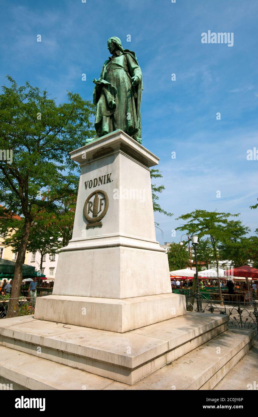 Statua del poeta Valentin Vodnik (dello scultore Alojz Gangl) a Vodnikov trg, Lubiana, Slovenia Foto Stock