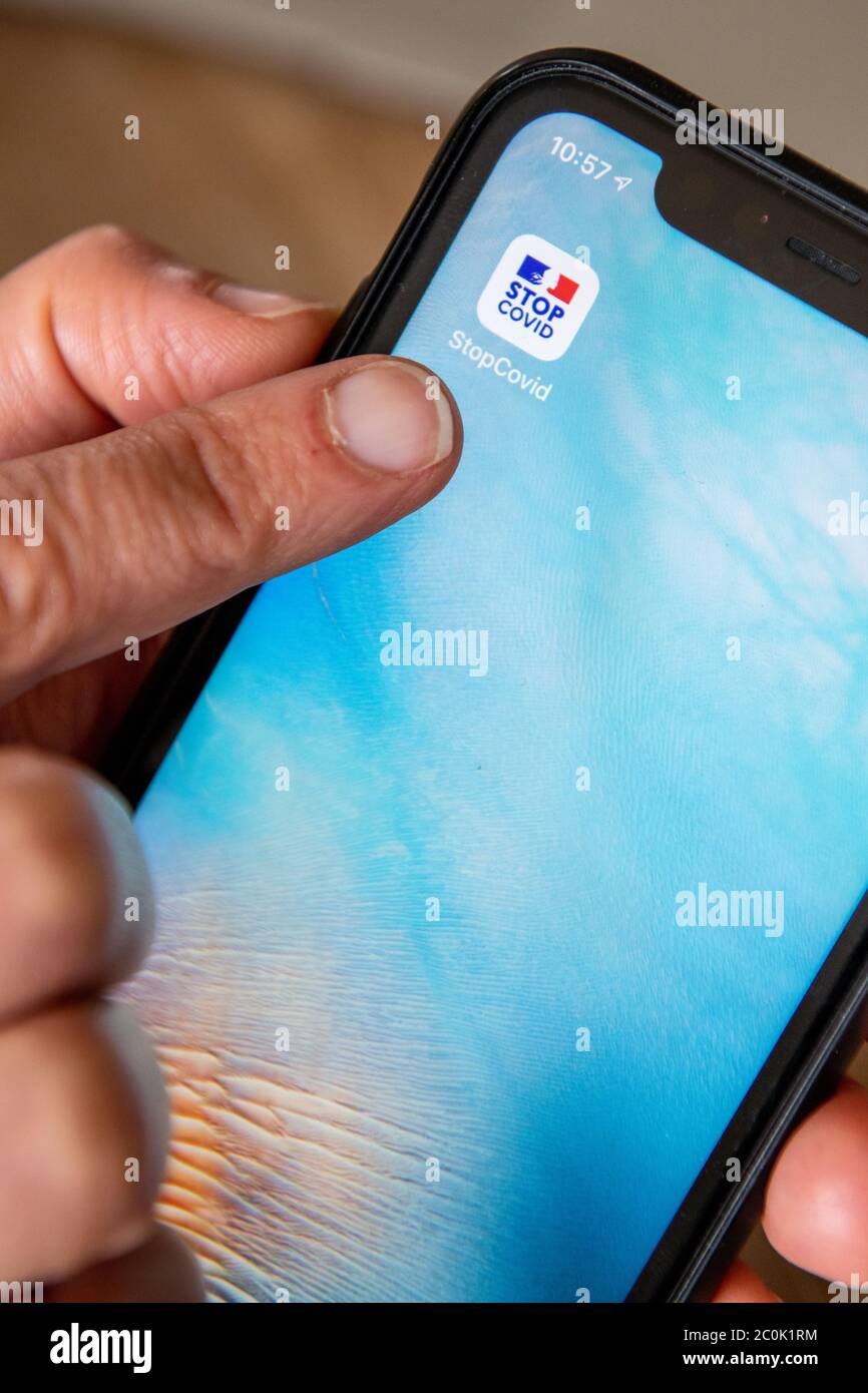 Parigi, Francia - Giugno, 2020 : persona che usa l'app stop covid su uno smartphone. L'app StopCovid è stata sviluppata dal governo francese per sostenere il defin Foto Stock