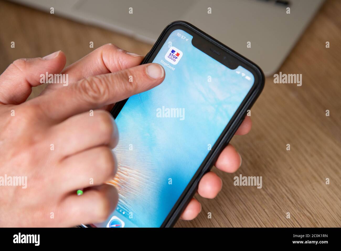Parigi, Francia - Giugno, 2020 : persona che usa l'app stop covid su uno smartphone. L'app StopCovid è stata sviluppata dal governo francese per sostenere il defin Foto Stock