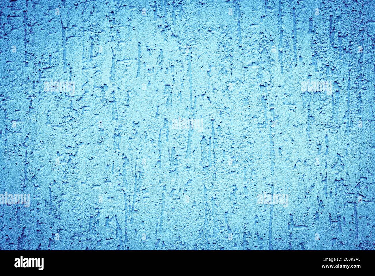 Sfondo di una parete in pietra testurizzata blu chiaro con gocce Foto Stock