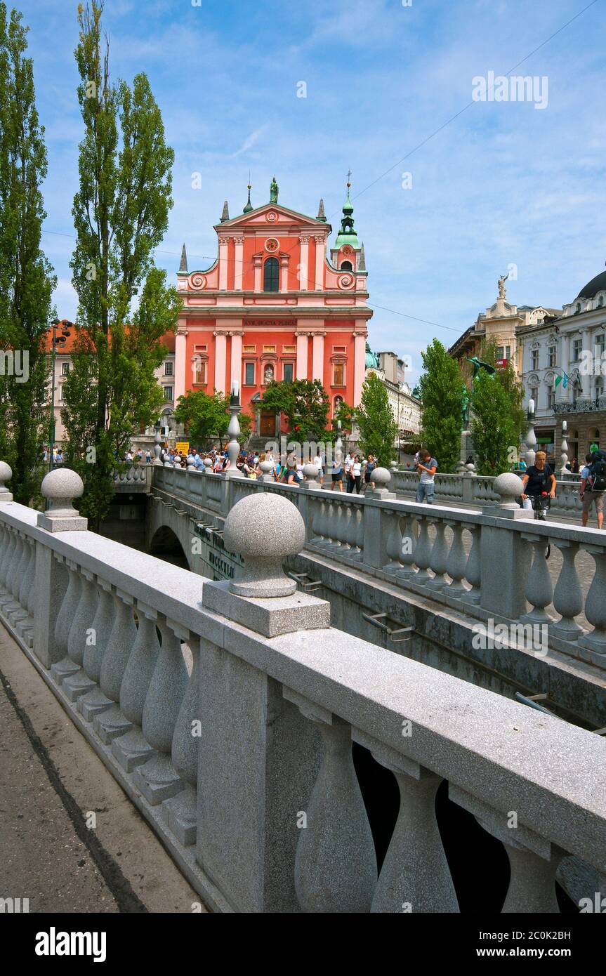 Ponte triplo (Tromostovje) e Chiesa francescana di Lubiana, Slovenia Foto Stock