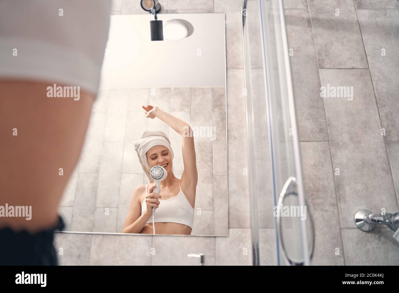 Giovane donna che si diverte in bagno Foto Stock