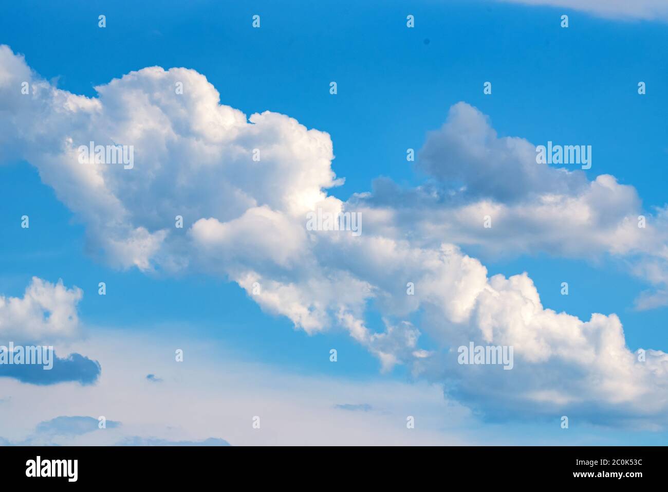 Bellissimo sfondo naturale con skyscape e nuvole Foto Stock