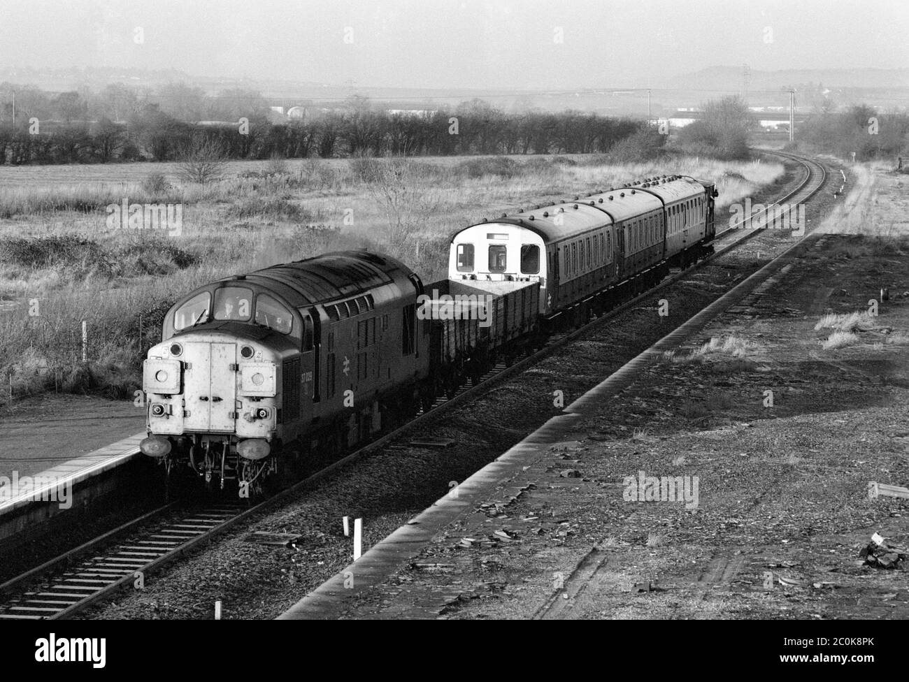 Locomotiva diesel classe 37 n. 37029 che traina un treno merci corto a Honeybourne, Worcestershire, Inghilterra, Regno Unito. 10 dicembre 1986. Foto Stock