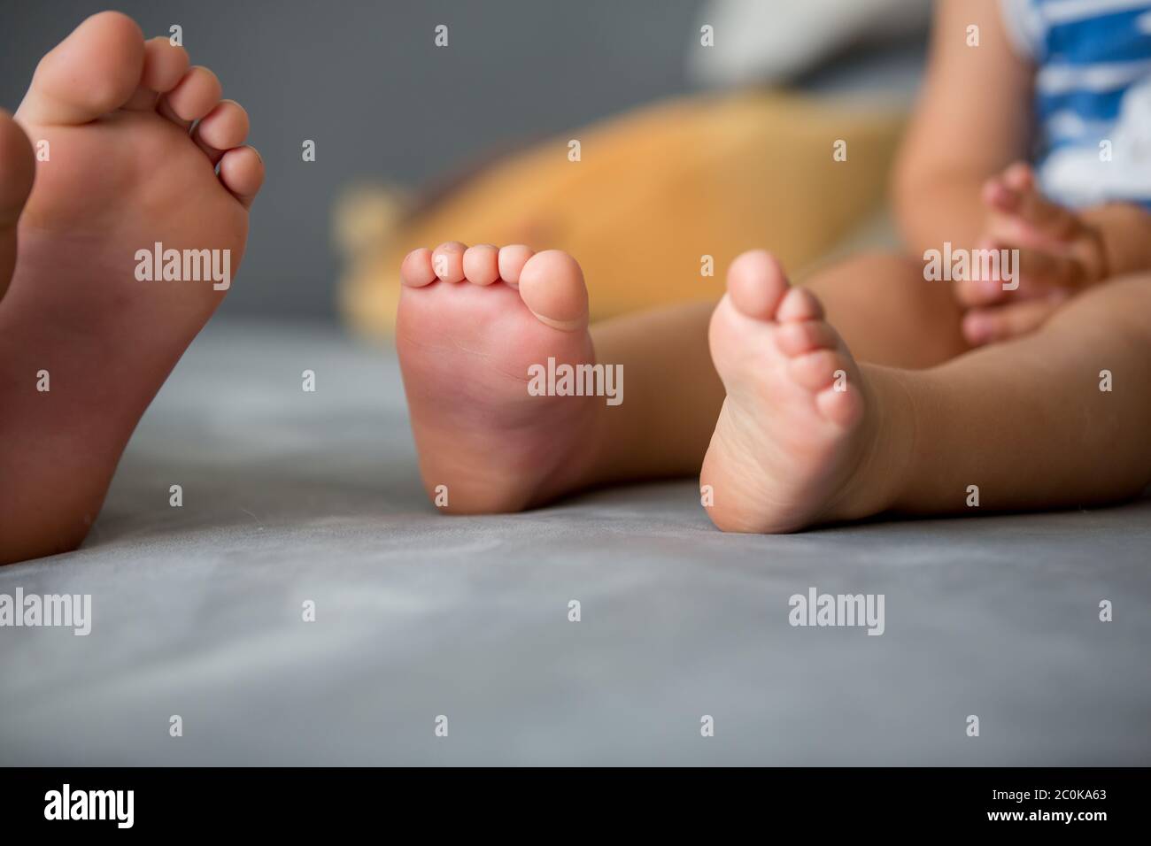 Piedi per bambini, pungendo da un'ape, in estate Foto Stock