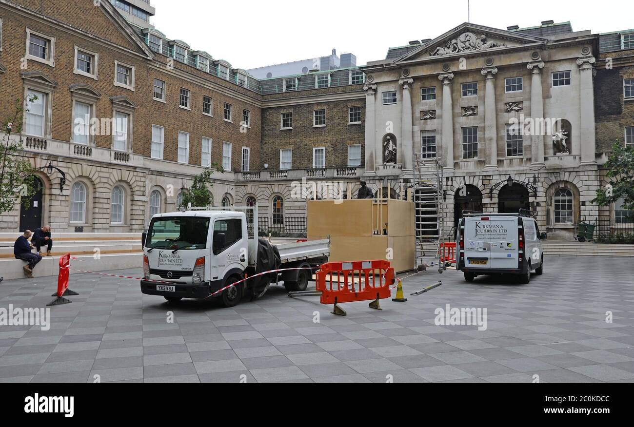 Tavole in corso intorno alla statua di Thomas Guy all'ospedale di Guy a Londra, a seguito di una serie di proteste sulla materia Black Lives che si sono svolte in tutto il Regno Unito nel fine settimana. Le proteste sono state scatenate dalla morte di George Floyd, ucciso il 25 maggio mentre era in custodia di polizia nella città americana di Minneapolis. Foto Stock