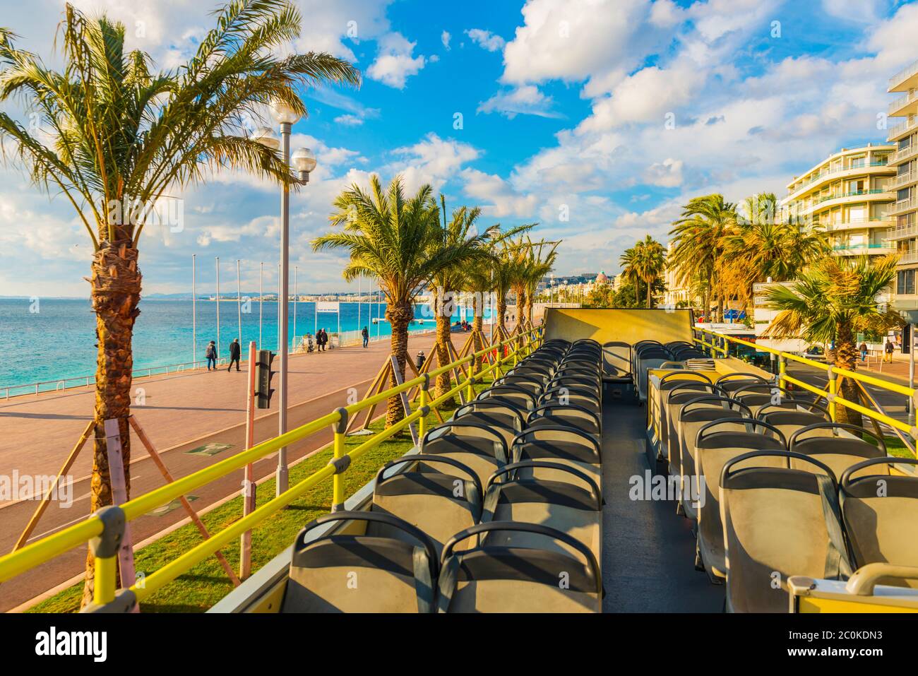 Vista sul tetto da un autobus convertibile su Nizza in Provenza-Alpi-Côte Azzurra, Francia. Foto Stock Vista sul tetto da un autobus convertibile su Nizza in Provenza-Alpi-Côte Azzurra, Francia. Foto Stock