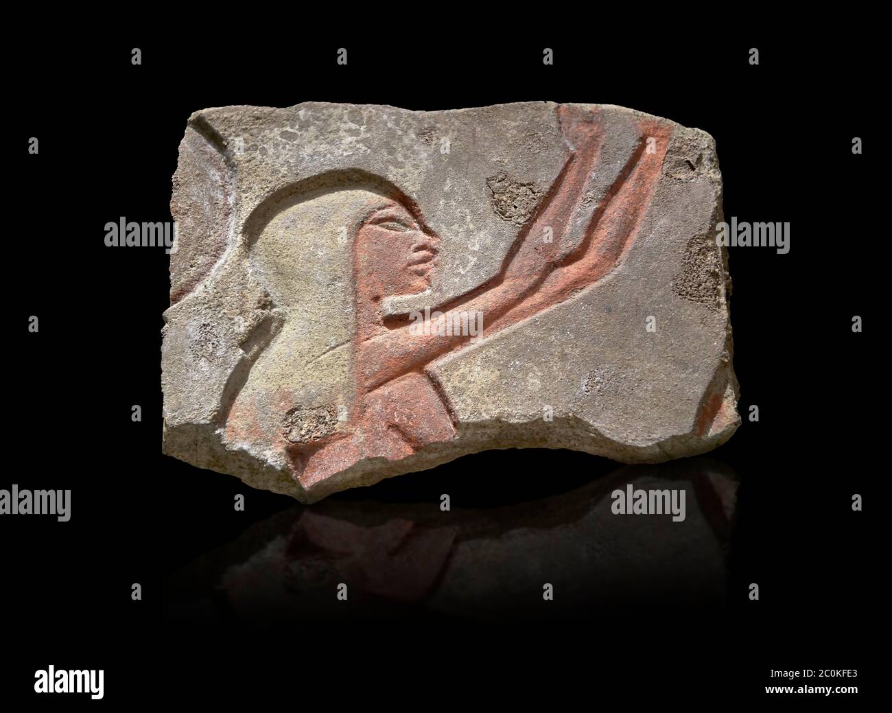 Antico blocco Talatat egiziano con un'adoriatrice femminile di rilievo giocatore tamburello, arenaria, nuovo Regno, XVIII dinastia (1353-1336 a.C.), Tebe, Karnac Foto Stock