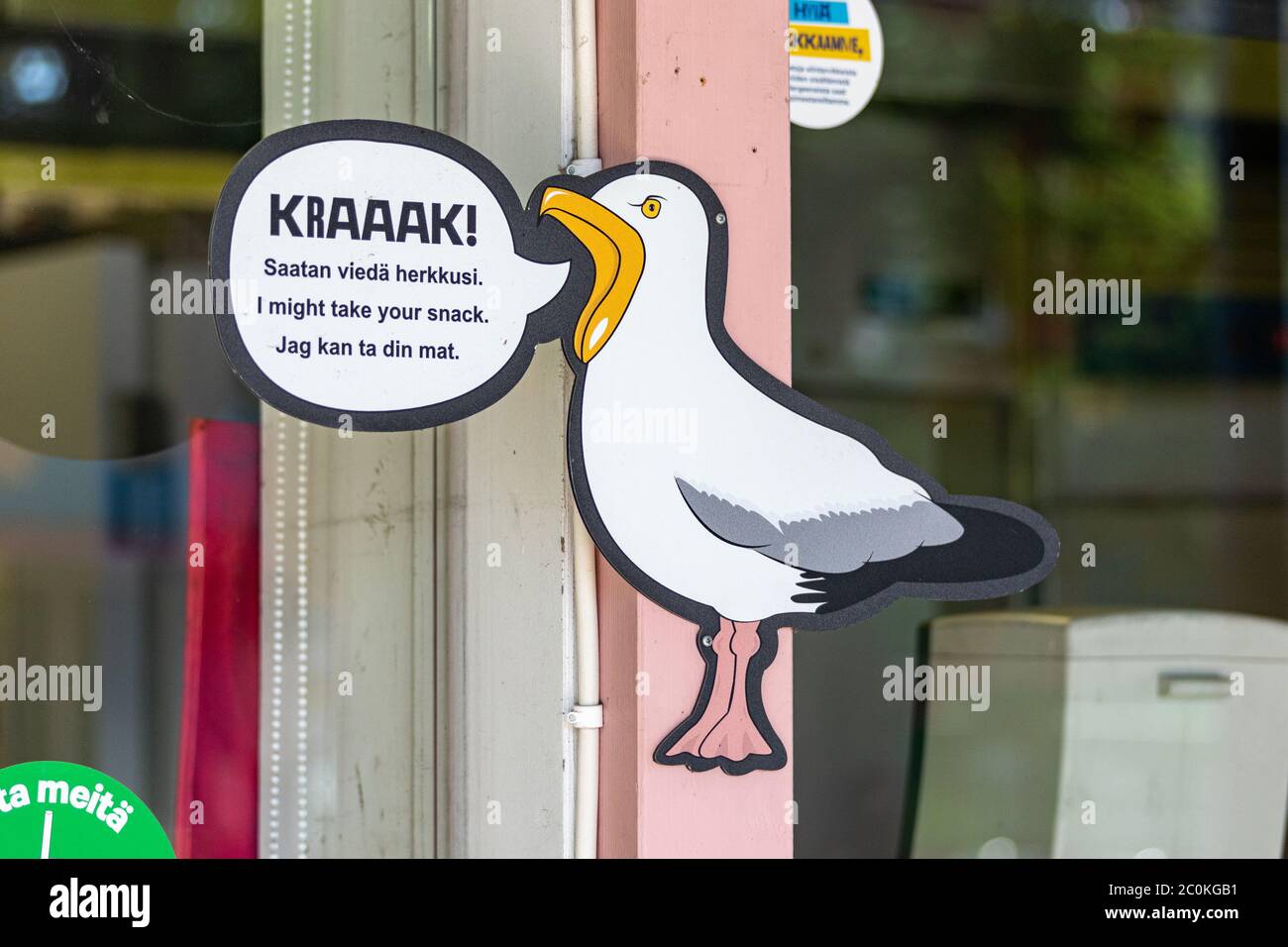 Cartello segnaletico di gabbiani che rubano cibo al chiosco snack food nel parco divertimenti Linnanmäki di Helsinki, Finlandia Foto Stock