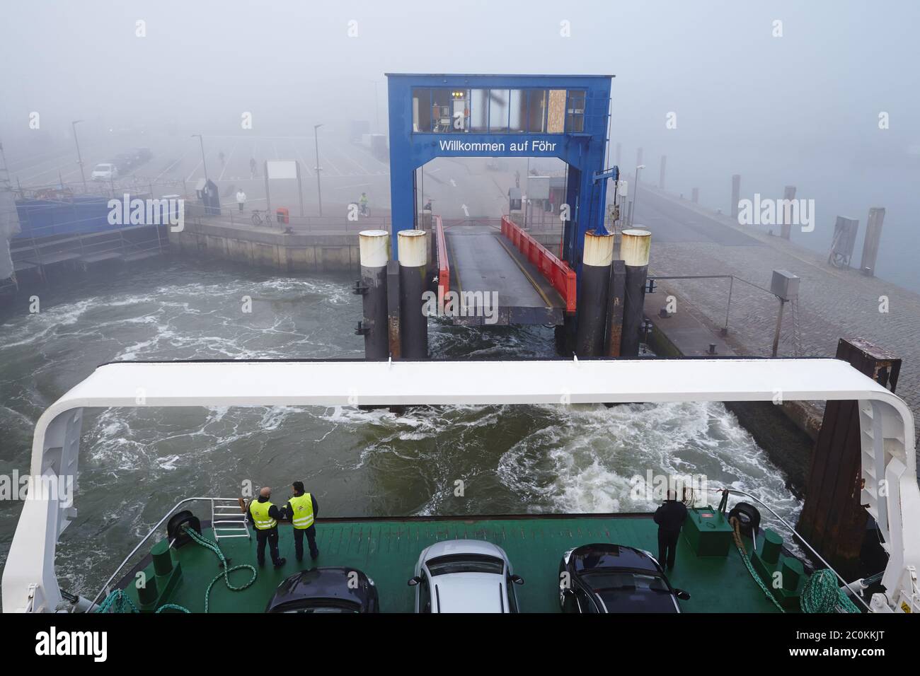 Wyk su Föhr - attracco dei traghetti nella nebbia Foto Stock