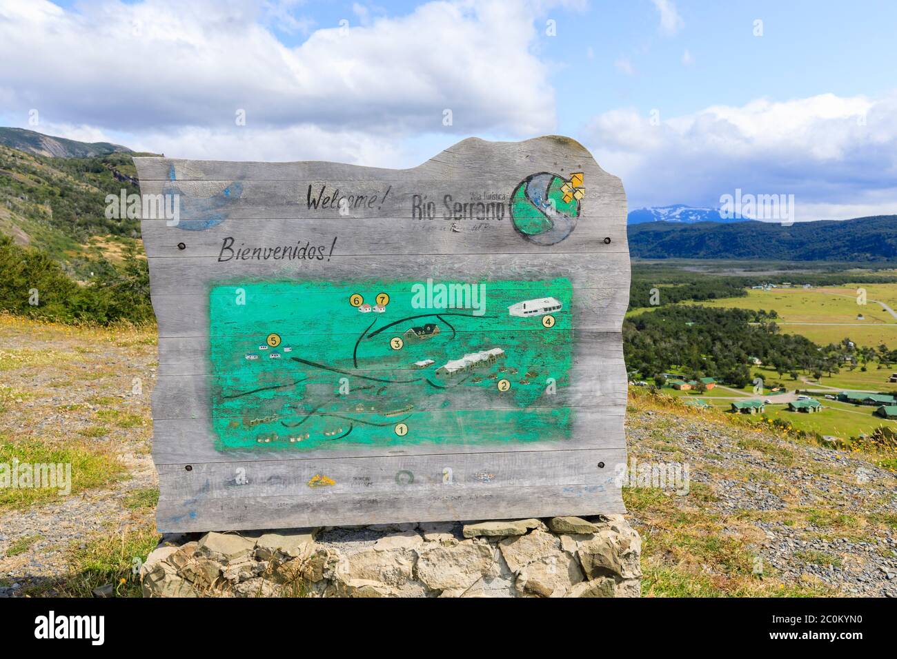 Cartello al Mirador Rio Serrano nel Parco Nazionale Torres del Paine, Patagonia, Cile meridionale, che offre una vista panoramica sul fiume Serrano Foto Stock