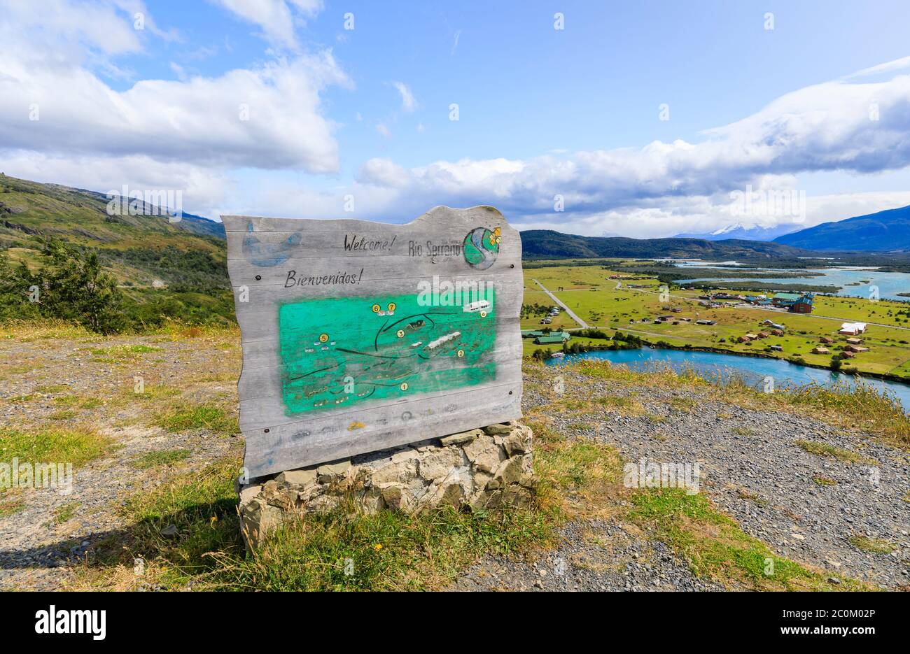 Cartello al Mirador Rio Serrano nel Parco Nazionale Torres del Paine, Patagonia, Cile meridionale, che offre una vista panoramica sul fiume Serrano Foto Stock