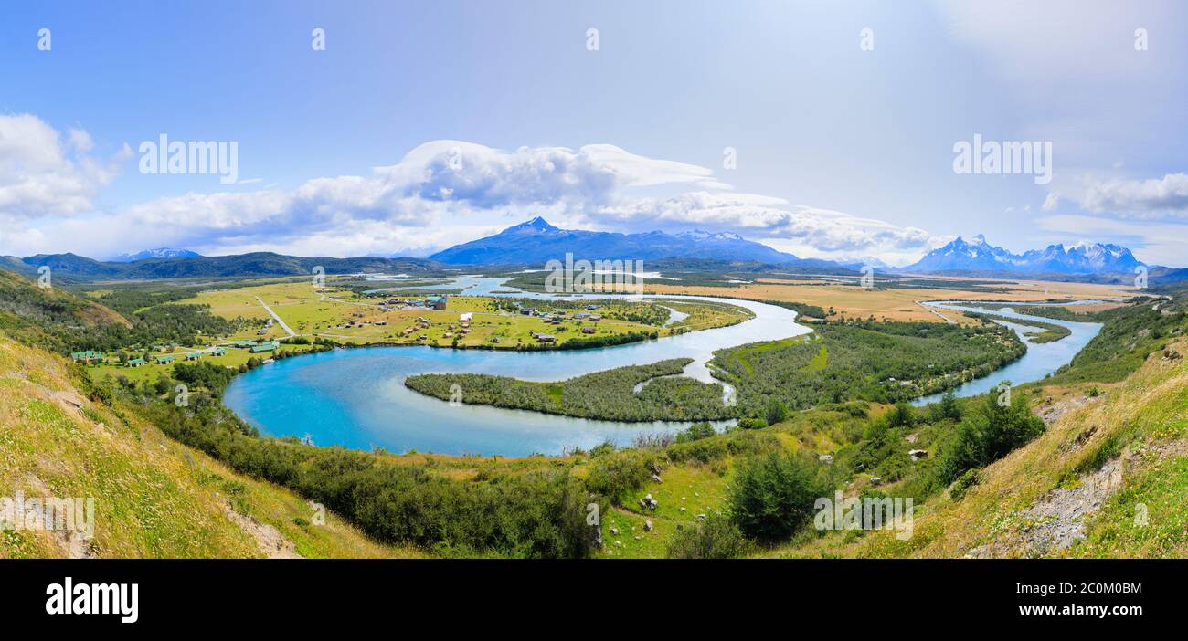 Vista panoramica del fiume Serrano (Río Serrano) dal Mirador Rio Serrano nel Parco Nazionale Torres del Paine, Patagonia, Cile meridionale Foto Stock